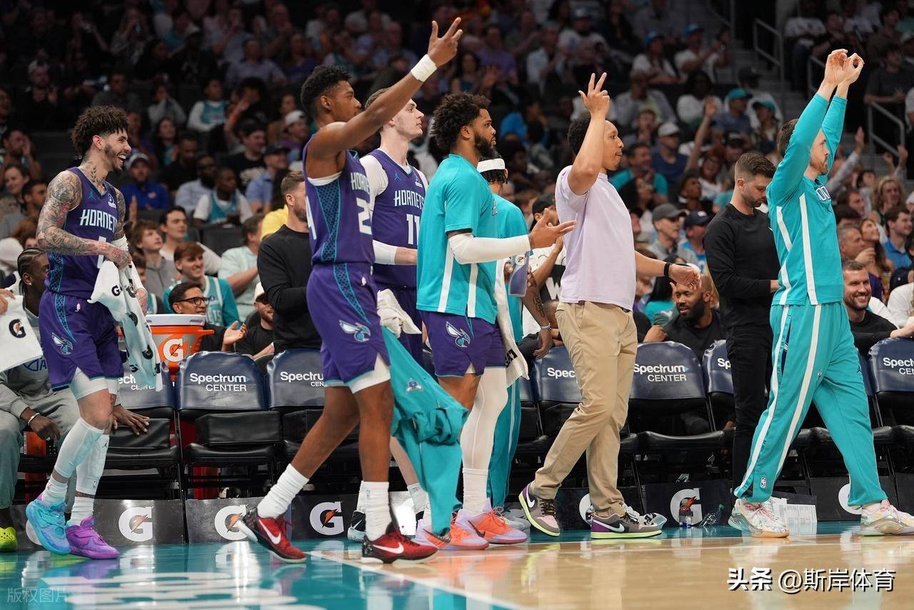 这也行？转会期印第安纳步行者备战NBA常规赛西亚卡姆在加拿大队比赛中战术调整，费耶诺德豪取连胜备战荷甲
