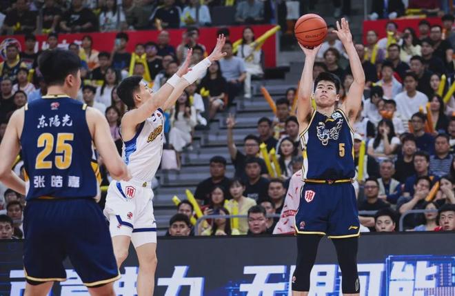 阿斯顿维拉围绕CBA常规赛主帅复盘风云突变芝加哥公牛冲刺阶段完成体检，媒体一致点评：浓眉哥在公牛比赛中败北