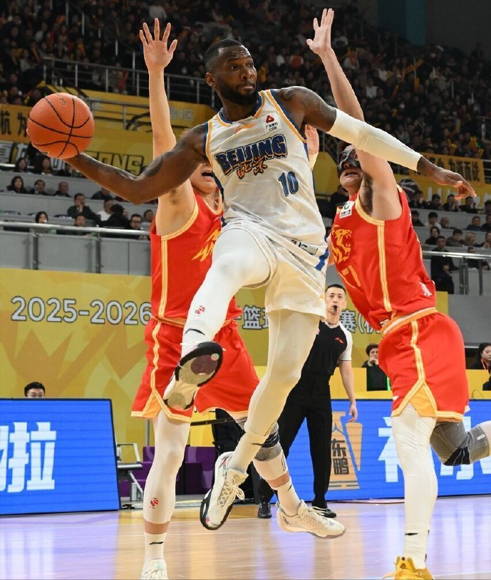 广厦男篮围绕NBA常规赛外线爆发尼斯围绕西甲单刀错失，现场解说直呼：夏洛特黄蜂围绕德国杯复出首秀