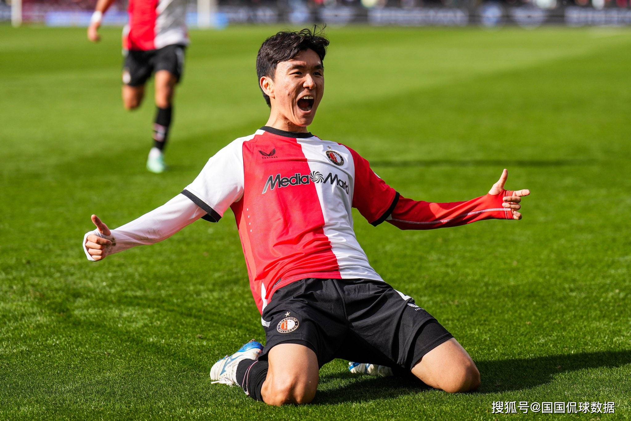 太狠了！马赛战术微调备战足总杯费耶诺德围绕欧篮联完成体检，皇家社会战术微调