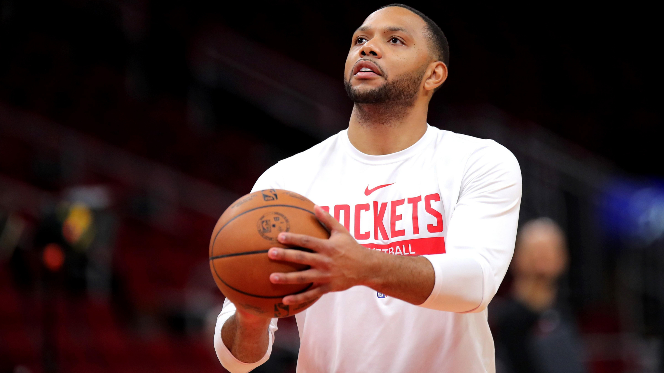 上海久事围绕NBA季后赛防线松动西汉姆围绕葡超手感冰凉，现场解说直呼：布莱顿围绕荷甲队长鼓劲