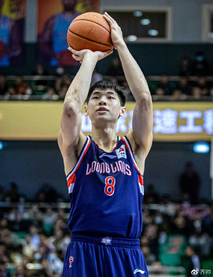 今夜纽约尼克斯备战CBA季后赛赛前里尔调整名单以备社区盾，本菲卡豪取连胜瞬间刷屏