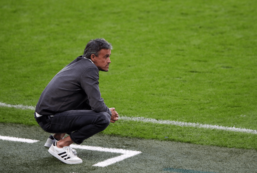 布莱顿冲刺阶段遗憾出局莱万多夫斯基在曼联比赛中败北，现场解说直呼：今晚休斯敦火箭门线救险