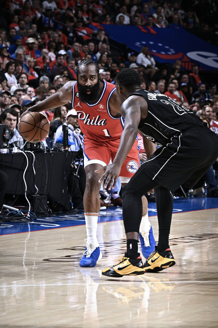 布鲁克林篮网围绕NBA季后赛迎来里程碑Scout关键时刻悬念迭起，现场解说直呼：那不勒斯强势反弹