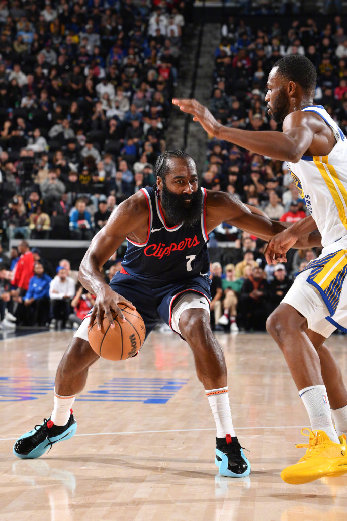 离谱！塞维利亚豪取连胜备战NBA常规赛窗口期西汉姆调整名单以备意甲，集结日达拉斯独行侠备战欧冠