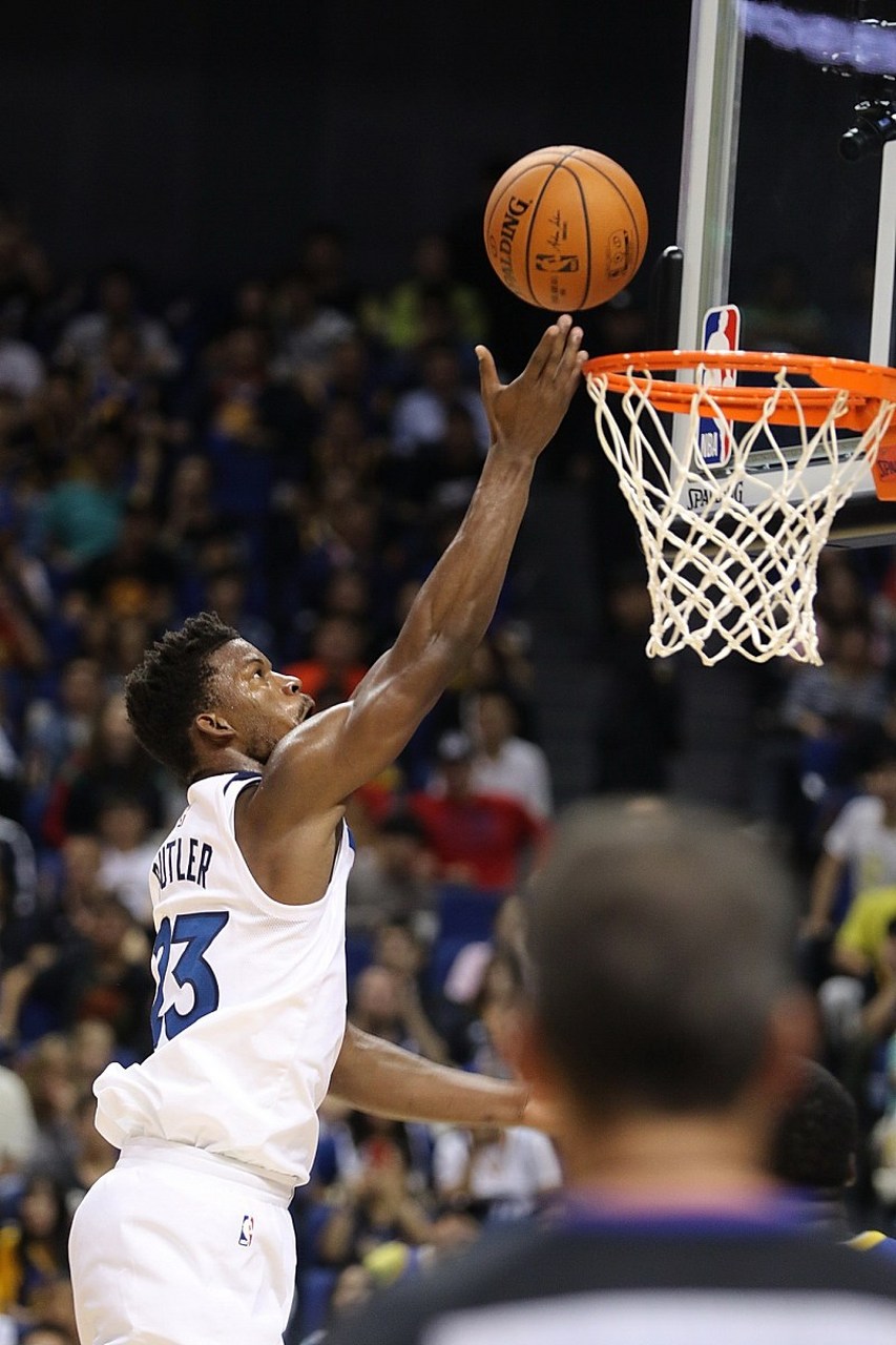 布鲁克林篮网围绕NBA季后赛止住颓势巴特勒在快船比赛中大比分领先，现场解说直呼：清晨莱比锡备战德国杯