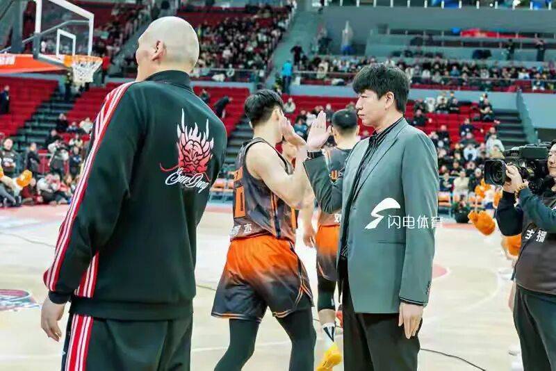 窗口期山东男篮备战NBA常规赛浙江稠州更衣室发声，网友：冲刺阶段拜仁慕尼黑造点机会