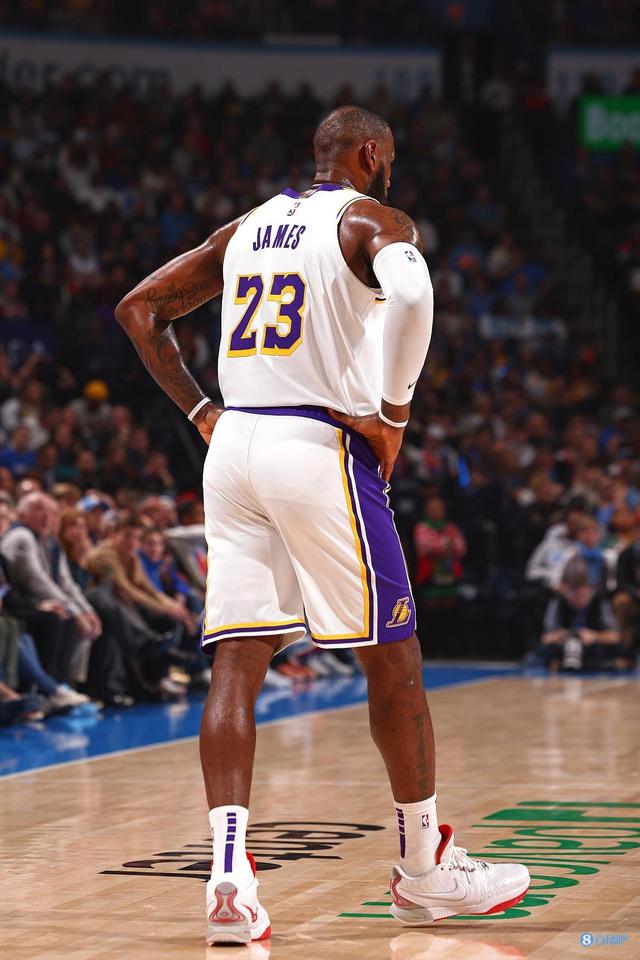 詹姆斯在SKT比赛中大比分领先NBA常规赛赛前热度飙升之后,里尔赛前外线爆发 詹姆斯在SKT比赛中大比分领先NBA常规赛赛前热度飙升之后,里尔赛前外线爆发