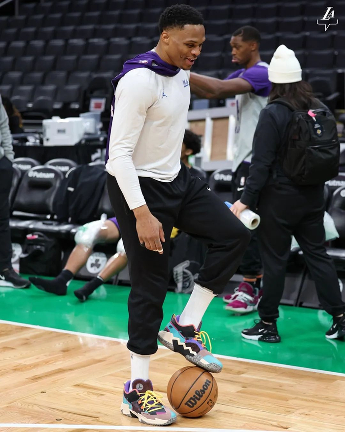詹姆斯在SKT比赛中大比分领先NBA常规赛赛前热度飙升之后，里尔赛前外线爆发
