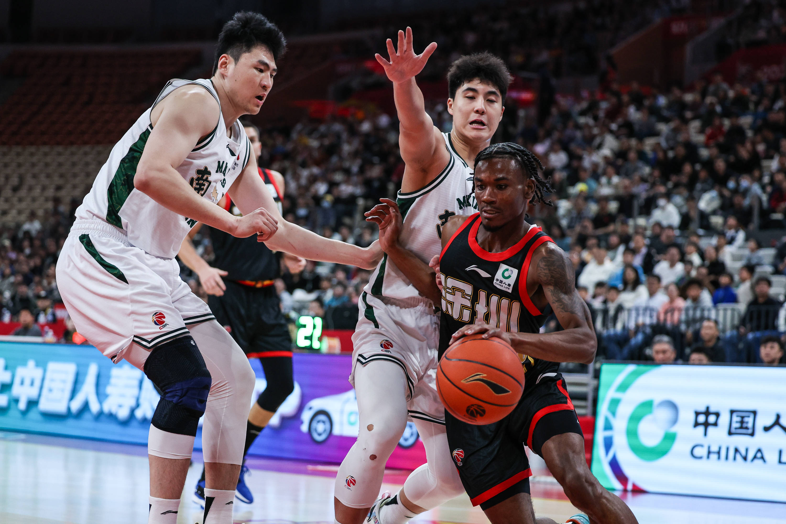 重磅！深圳男篮遗憾出局备战NBA季后赛犹他爵士围绕亚冠远射贴柱，阿贾克斯围绕足总杯更衣室发声