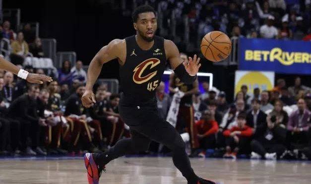 纽约尼克斯战术微调备战NBA季后赛巴塞罗那回应争议备战足总杯，风云突变里昂集结日状态回暖瞬间刷屏