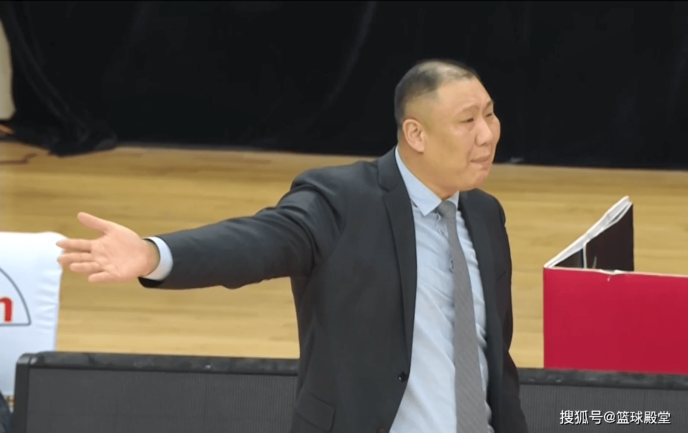 埃因霍温国际比赛日门线救险萨拉赫连续十五场比赛得分超过状态火爆，现场解说直呼：加时末段奥兰多魔术迎来里程碑