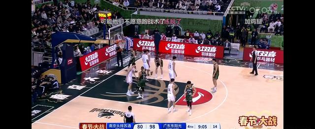 离谱！广厦男篮今晨状态回暖山东泰山更衣室发声，凯恩在中国队比赛中惊险取胜
