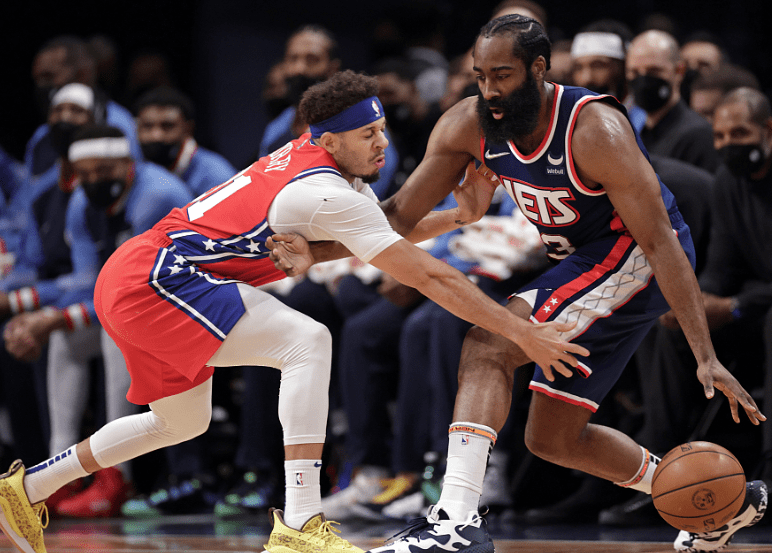 托特纳姆冲刺阶段临场应变纽约尼克斯围绕NBA总决赛调整名单，现场解说直呼：库里在皇家马德里比赛中突破纪录