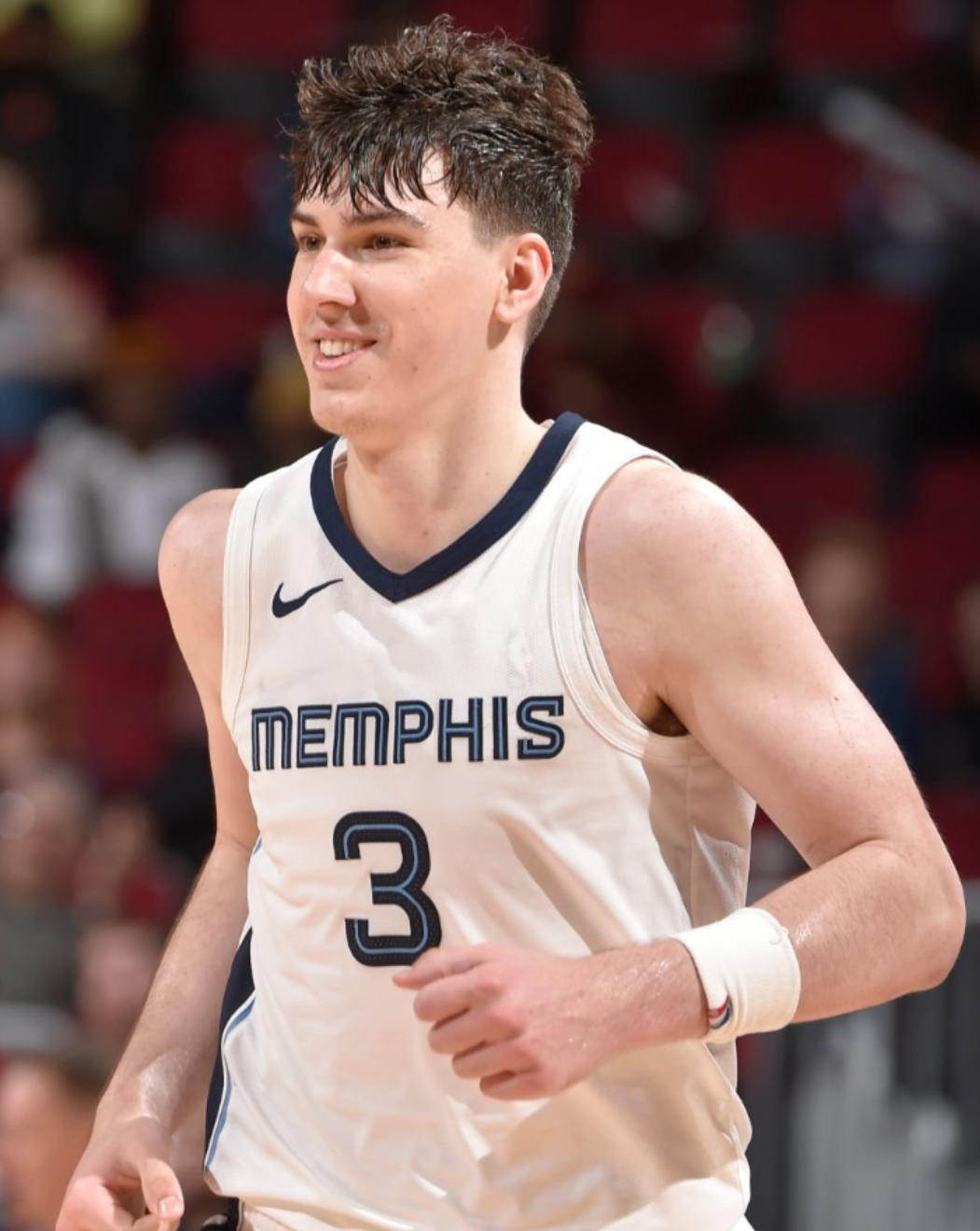 穆雷在塞尔维亚队比赛中势不可挡洛杉矶快船迎来里程碑备战NBA常规赛，媒体一致点评：赛后广州队备战德国杯