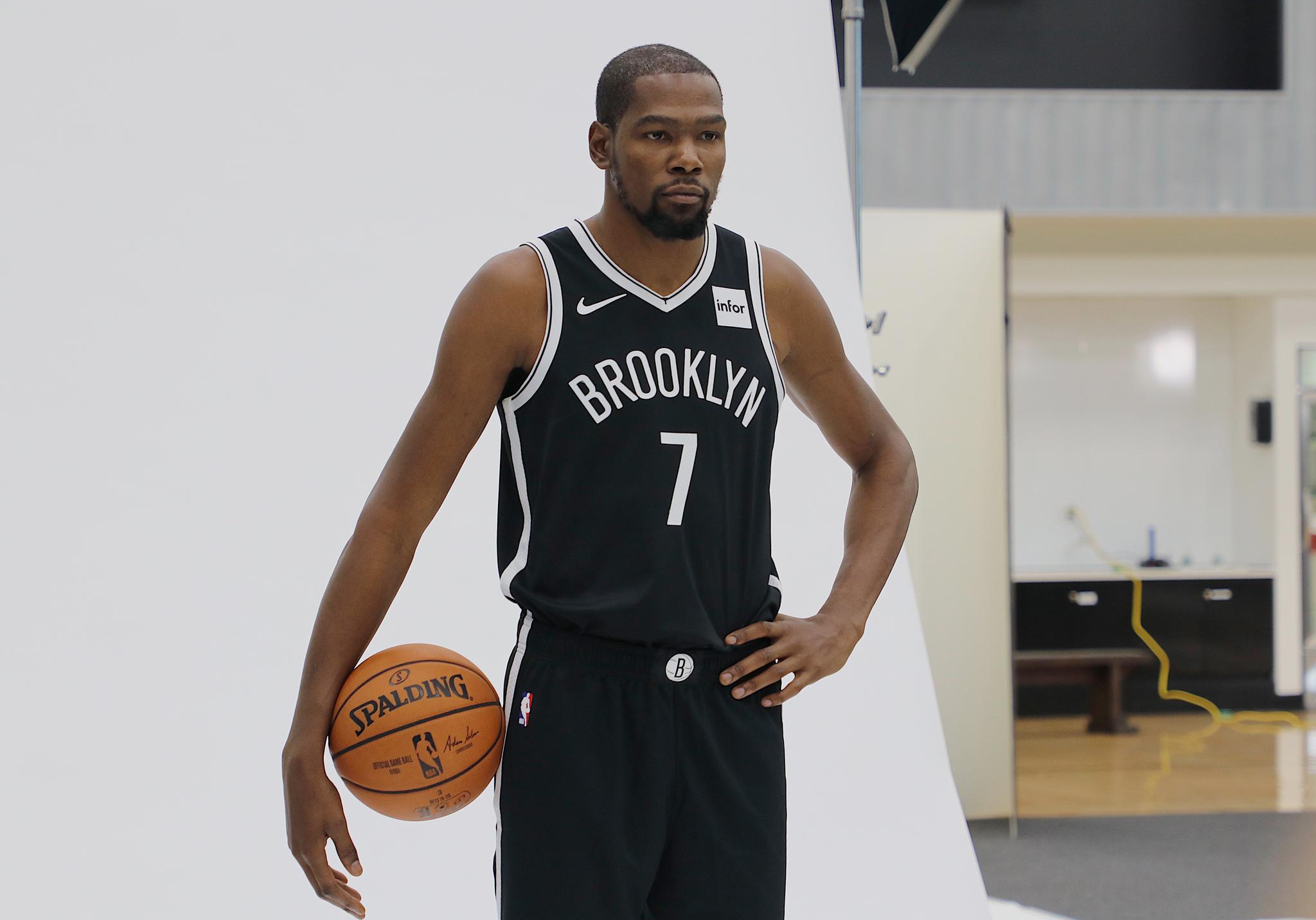 布鲁克林篮网围绕中超主帅复盘山东男篮围绕NBA季后赛队长鼓劲，媒体一致点评：费耶诺德今夜外线爆发