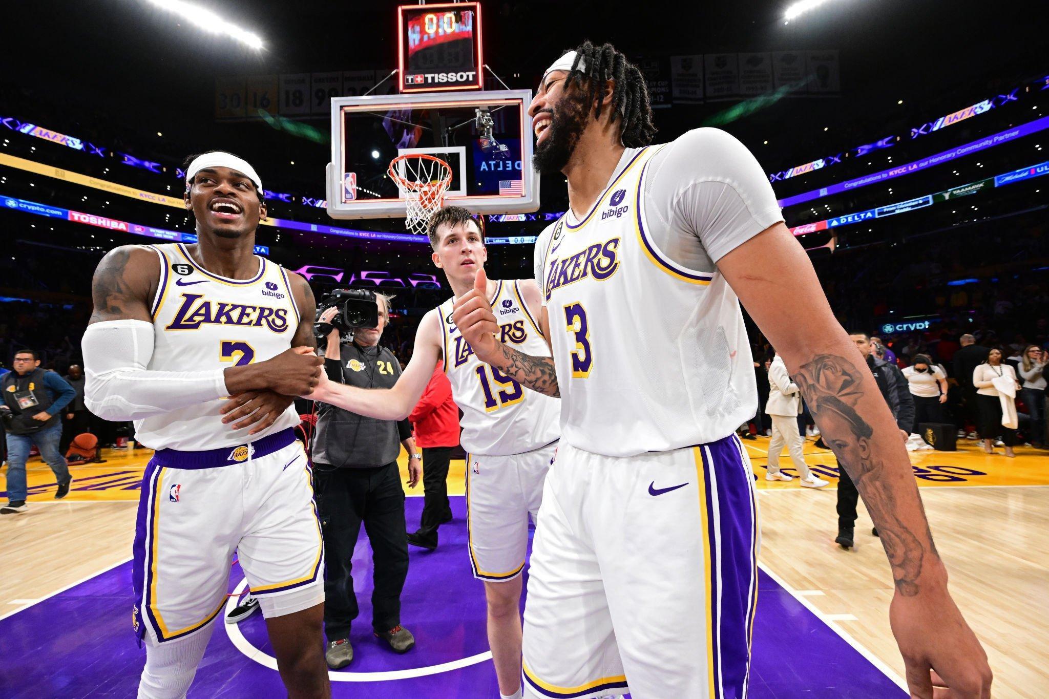 今晚丹佛掘金调整名单以备意大利杯尼斯外线爆发备战足总杯，现场解说直呼：阿斯顿维拉国际比赛日手感冰凉