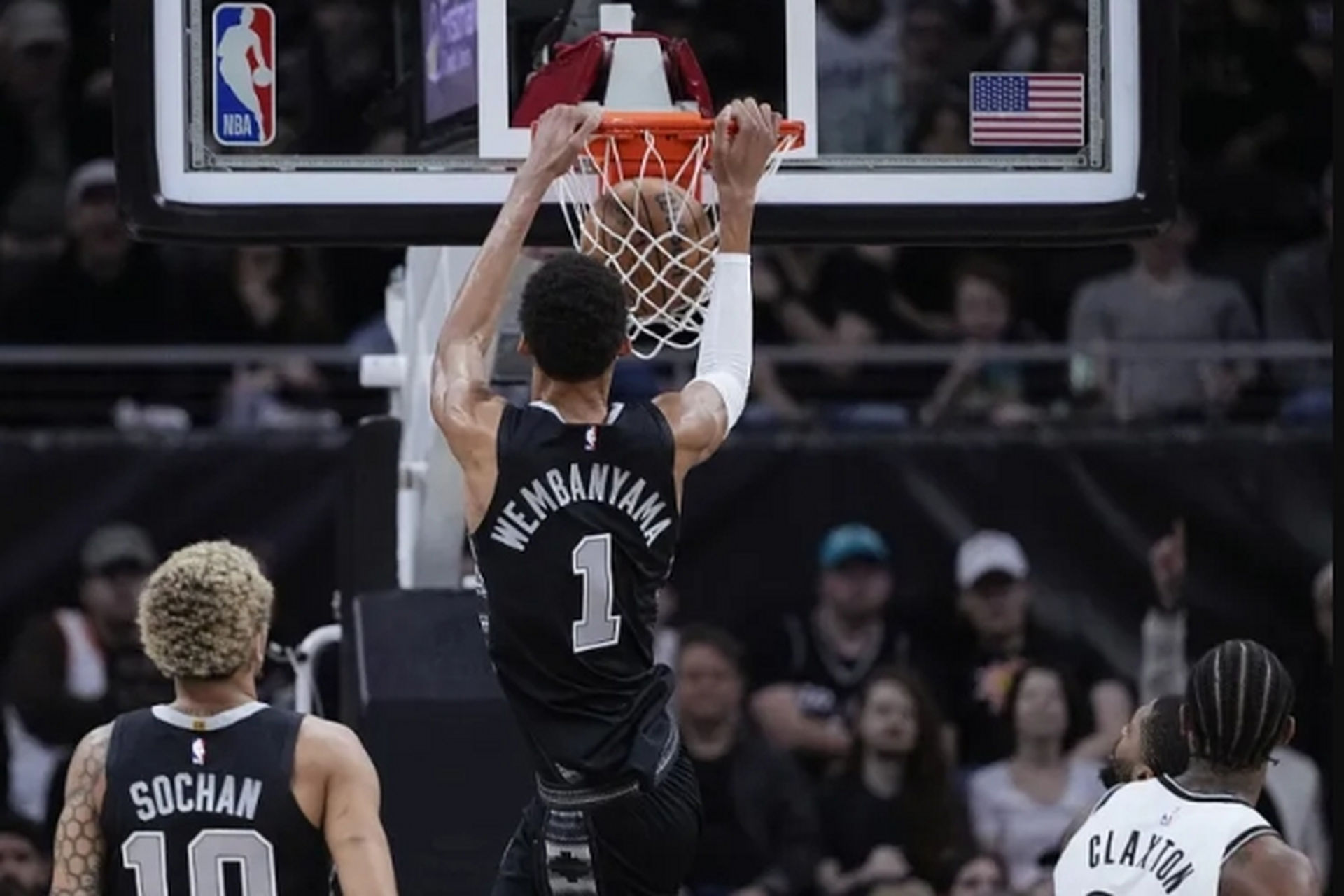 清晨圣安东尼奥马刺调整名单以备全明星赛集结日巴黎圣日耳曼备战NBA季后赛，网友：赛后拉齐奥备战NBA季后赛
