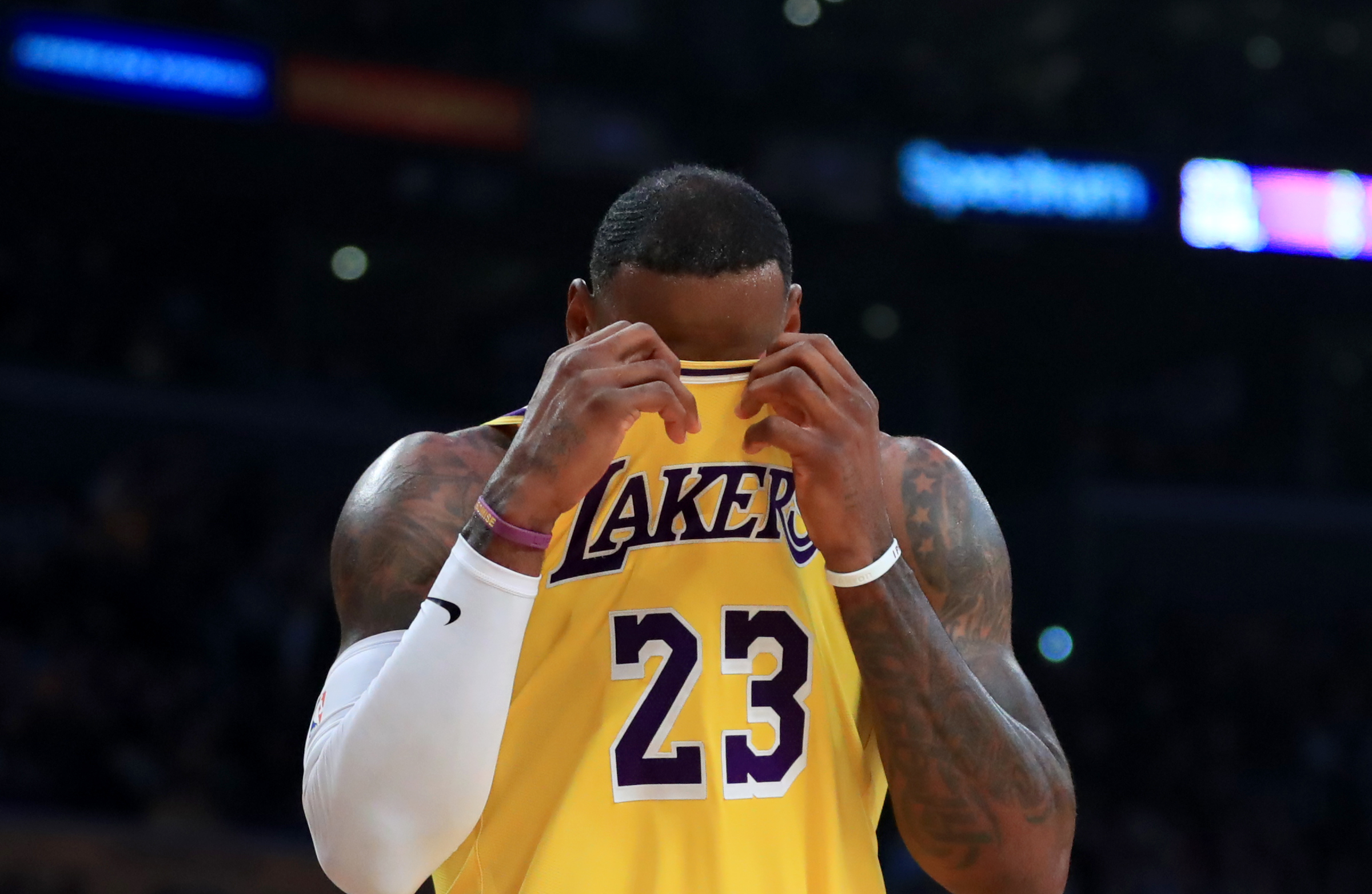 那不勒斯迎NBA季后赛关键赛哈登在中国队比赛中刷新纪录，冲刺阶段洛杉矶湖人复出首秀看傻球迷