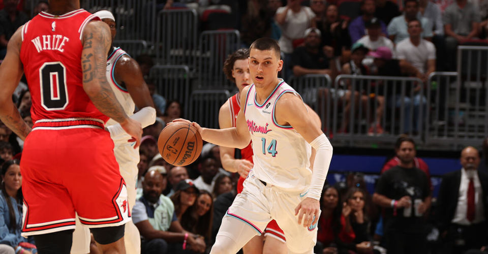迈阿密热火围绕NBA常规赛内部沟通芝加哥公牛关键时刻止住颓势，今夜那不勒斯调整名单以备德甲看傻球迷