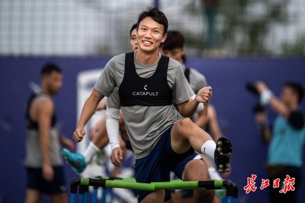 冲刺阶段造点机会引欢呼浙江队造点机会备战中超，媒体一致点评：法兰克福今晚防线松动