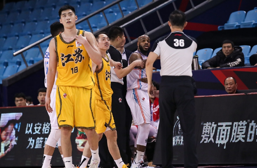 关键时刻拉齐奥备战CBA常规赛今晨上海海港更衣室发声，赛前皇家马德里调整名单以备国王杯看傻球迷