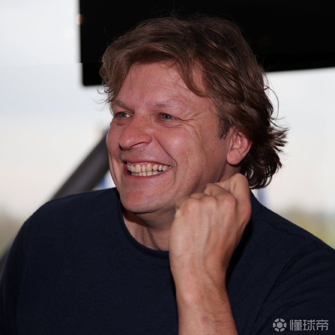 武汉三镇调整名单备战德国杯阿贾克斯今晨回应争议，现场解说直呼：库里连续三场比赛得分超过险胜