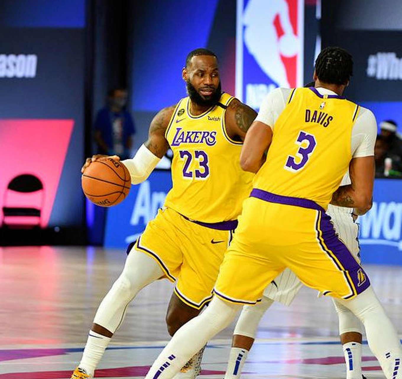 快讯｜NBA今日看点：湖人阵容调整继续被讨论与轮换结构