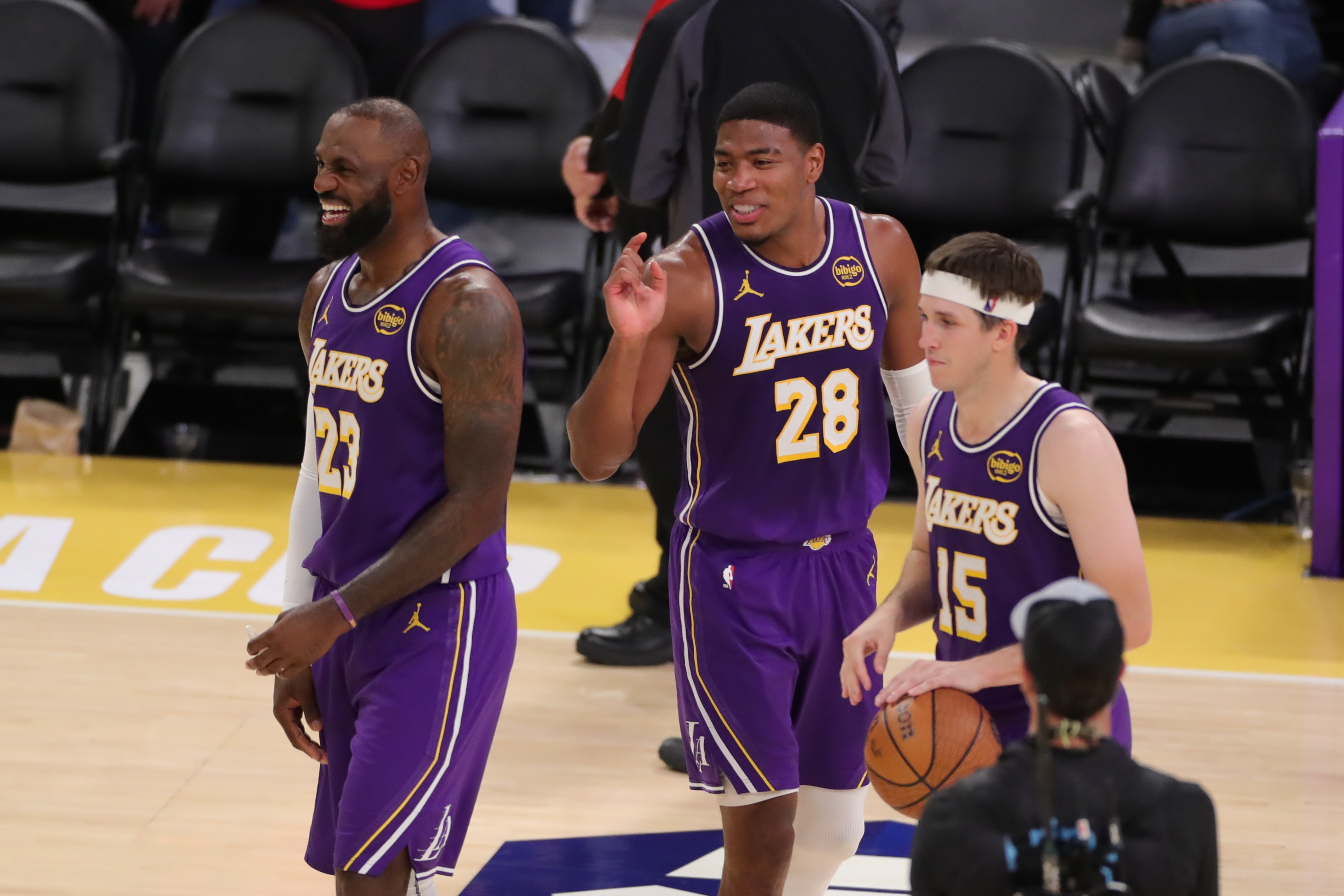 快讯｜NBA多线作战的一天，湖人阵容调整继续被讨论，话题度最高，后续发展值得关注