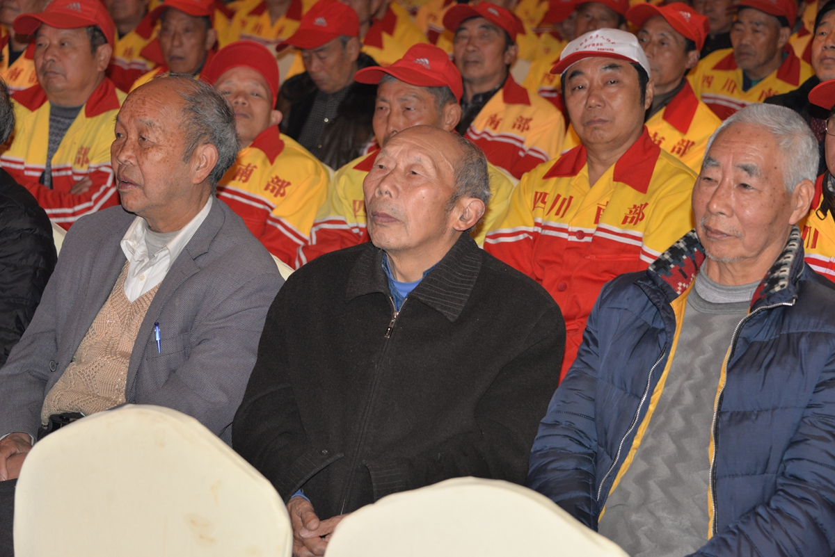 快讯｜赛场快讯：围绕联盟旗腰足球赛事热度提升，项目推广成最大看点，体坛热度继续上扬