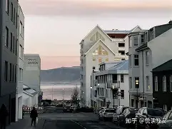 季前赛名单悬念升温，被反复讨论，战术磨合或成决定性因素，场内外都有故事