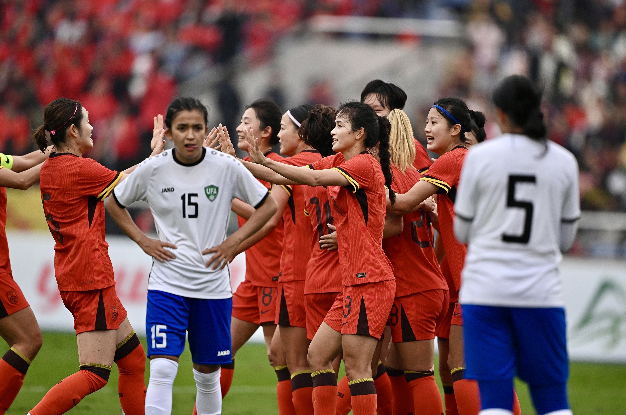 战报｜足球早间盘点：女足亚洲杯备战话题升温、边路配置与国家队阵容竞争加剧