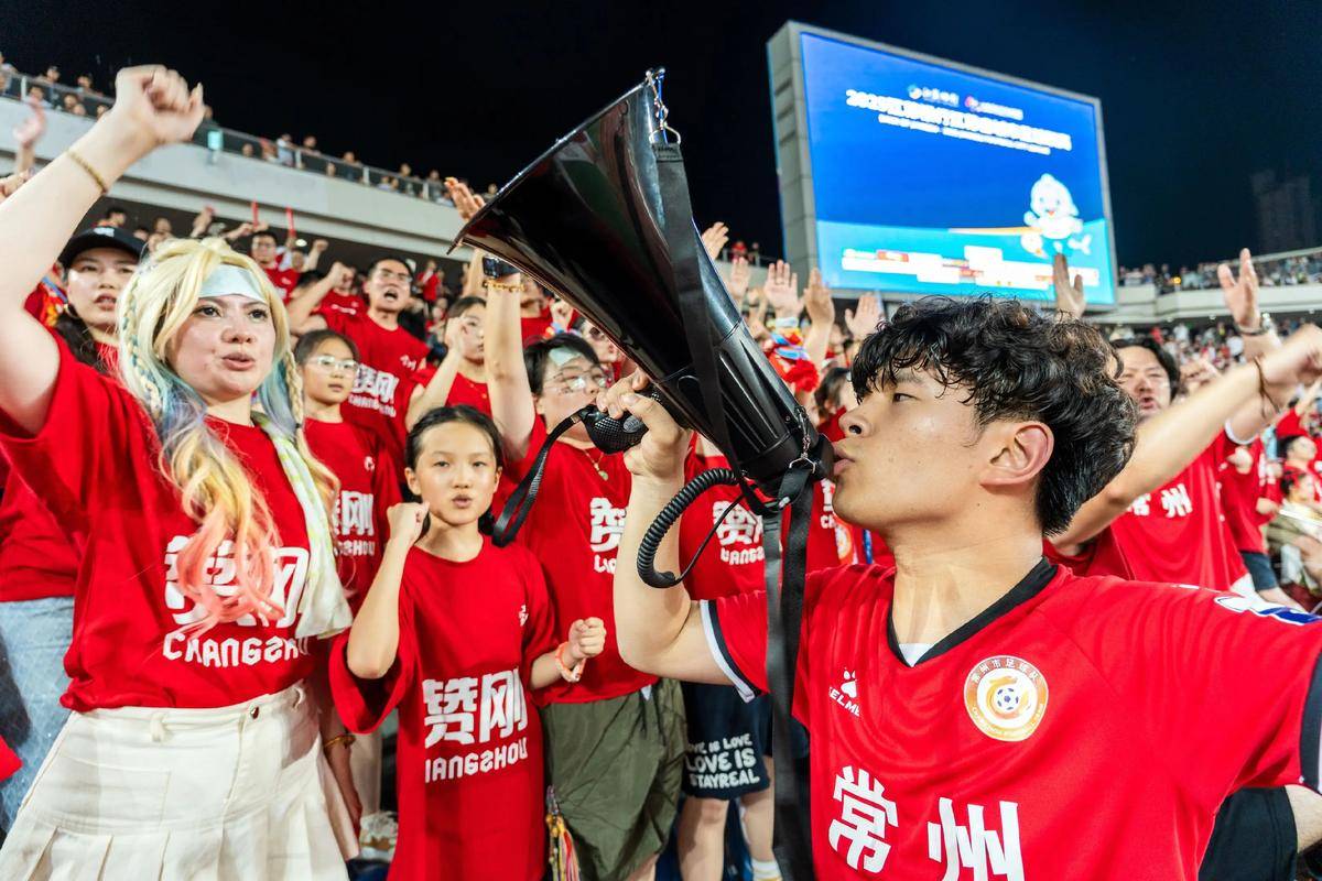 战报｜NFL今日不缺话题，联盟旗腰足球赛事热度提升，率先点火，赛前气氛已经拉满