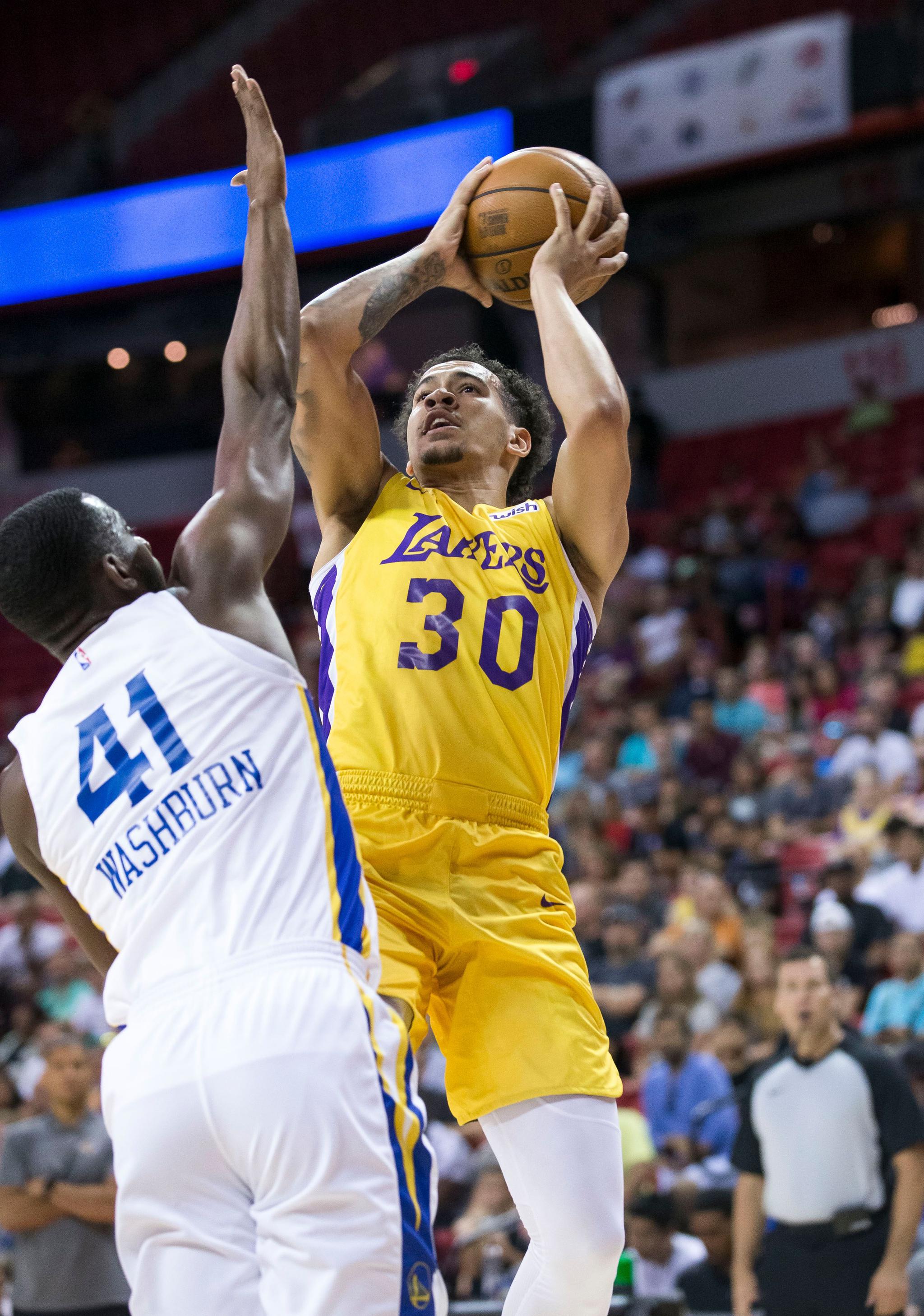 NBA今日不缺话题，夏季联赛表现进入复盘期，率先点火，球迷讨论提前升温