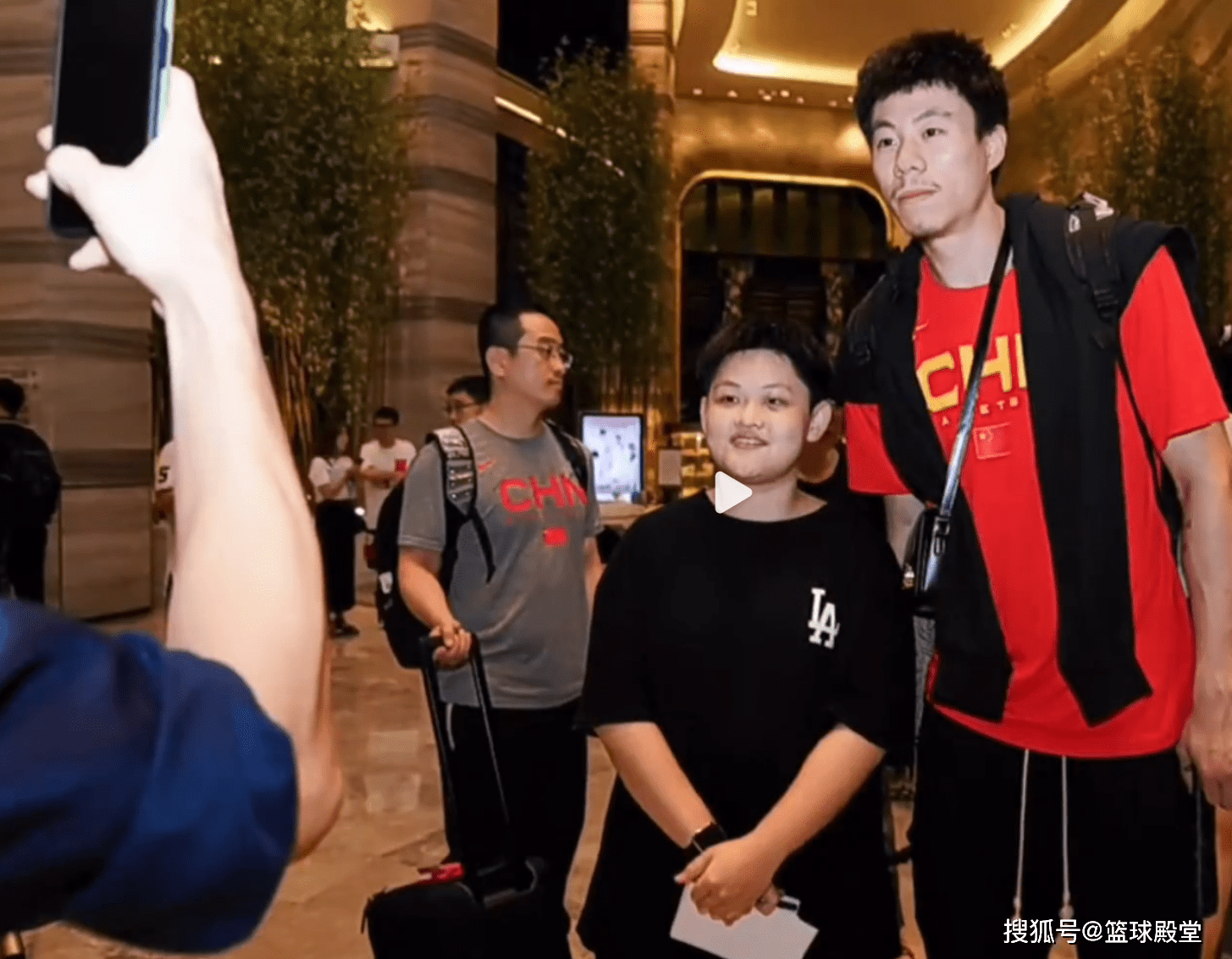 前瞻｜周末体育直播表排满引发连锁反应，球迷在多项赛事间切换并非孤立事件，场内外都有故事