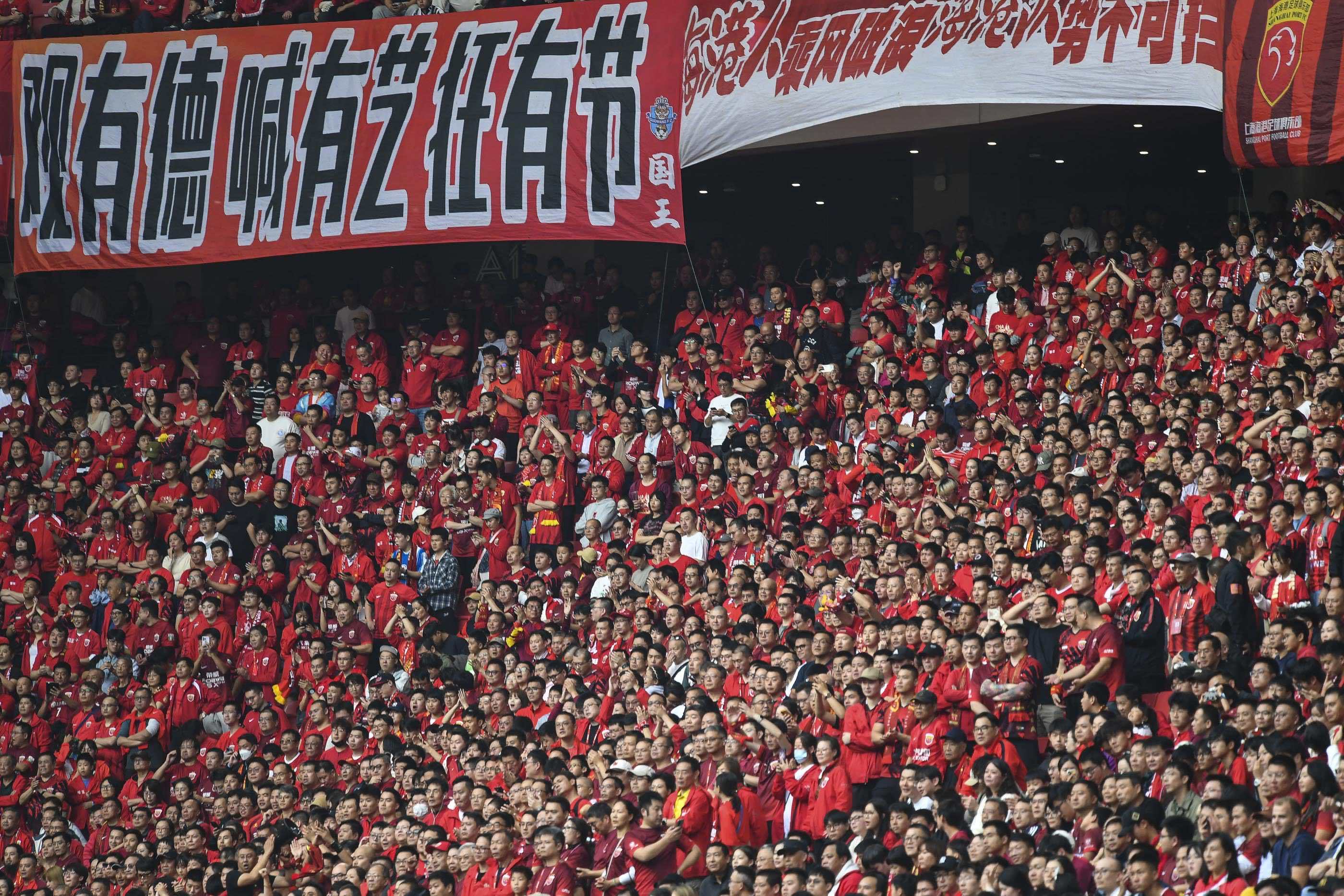 现场｜香港足球盛会启幕，热度升高，城市体育经济比表面话题更关键，球迷讨论提前升温