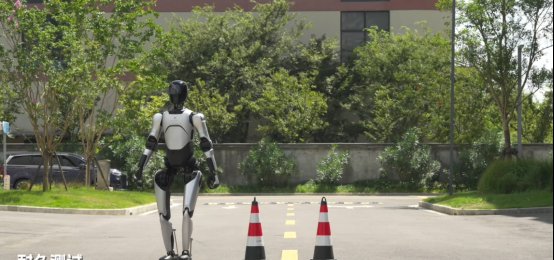 现场｜自由市场后续补强放缓，继续吸睛，多队仍在寻找替补拼图带来新变量，赛前气氛已经拉满