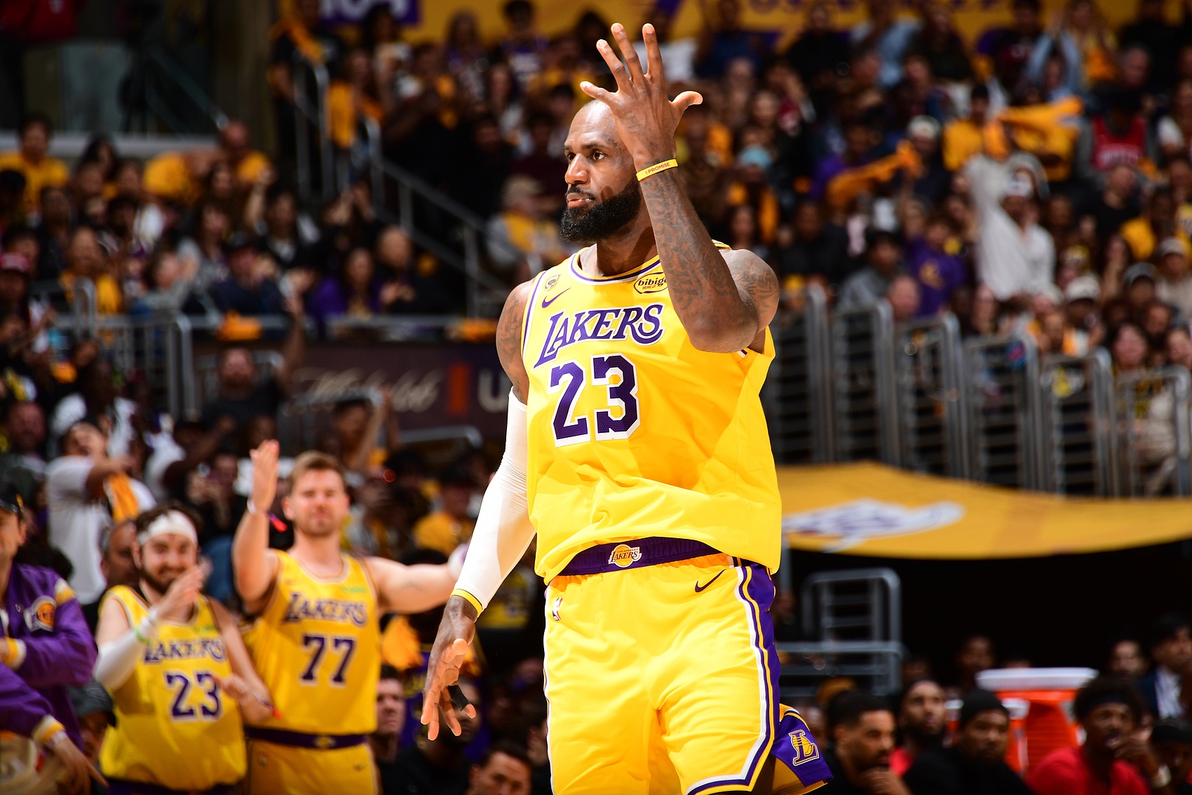 人物｜NBA今日观察：湖人阵容调整继续被讨论背后还有轮换结构，球迷讨论提前升温
