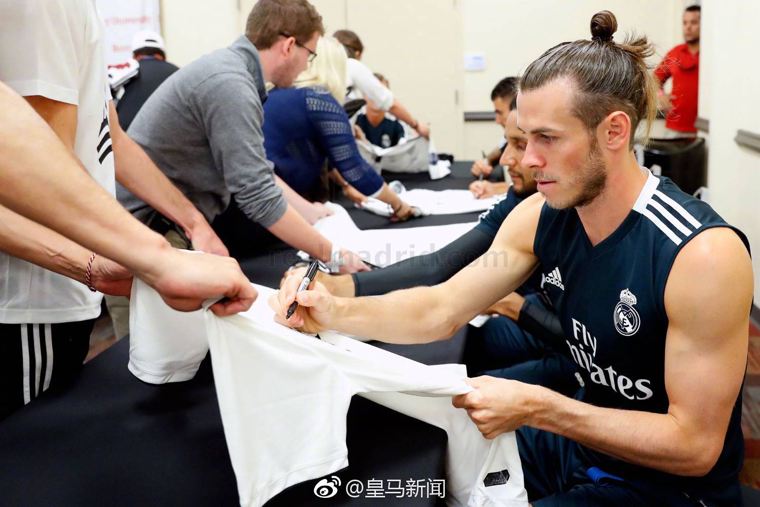 现场｜NHL快评：鲨鱼续约麦克林·塞莱布里尼的真正看点在建队核心，球迷讨论提前升温