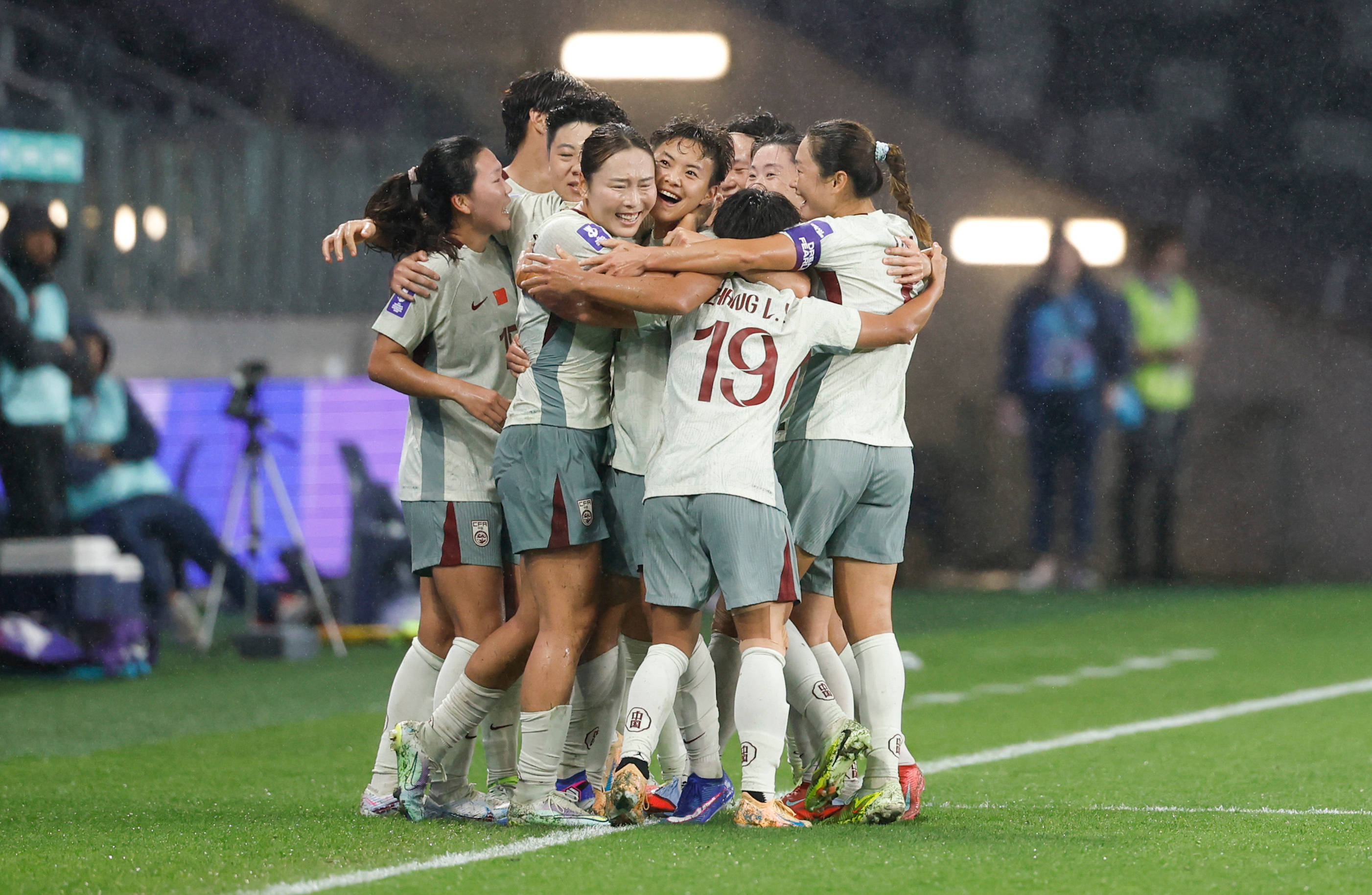 战报｜女足亚洲杯备战话题升温，再添新话题，国家队阵容竞争加剧，场内外都有故事