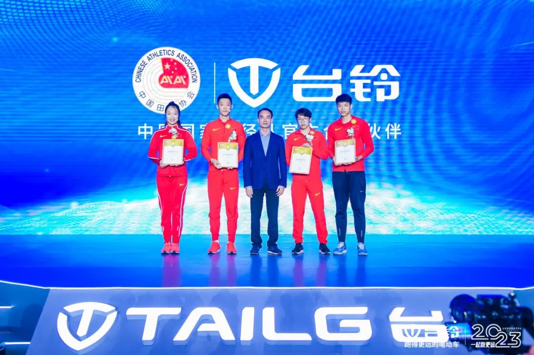 现场｜深度观察：香港足球盛会启幕，刷屏，启德主场馆迎来豪门热身赛是主要原因，球迷讨论提前升温