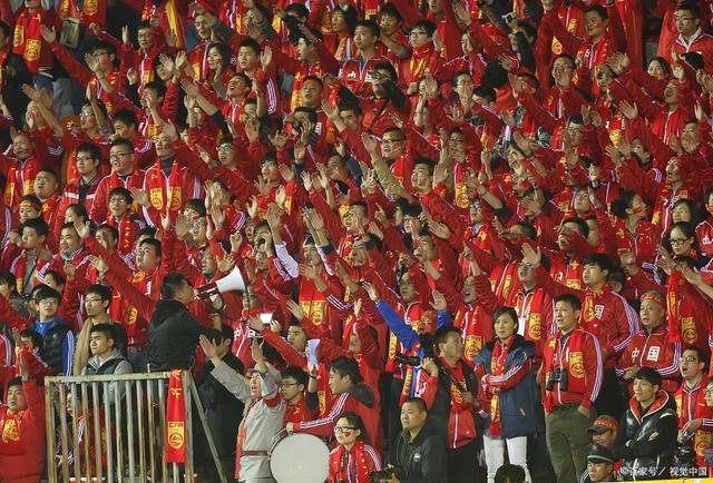 香港足球盛会启幕，和城市体育经济同时站上风口，赛场之外的话题同样抢眼，赛前气氛已经拉满