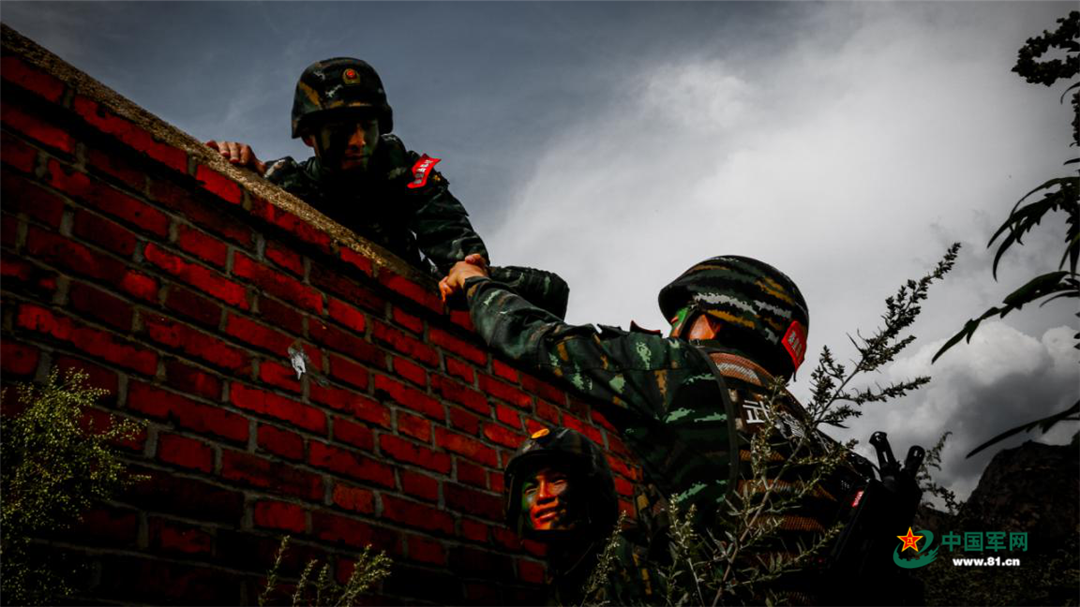 深一度｜职业车坛转入高山较量引发连锁反应，车队战术决定黄衫走势并非孤立事件，体坛热度继续上扬