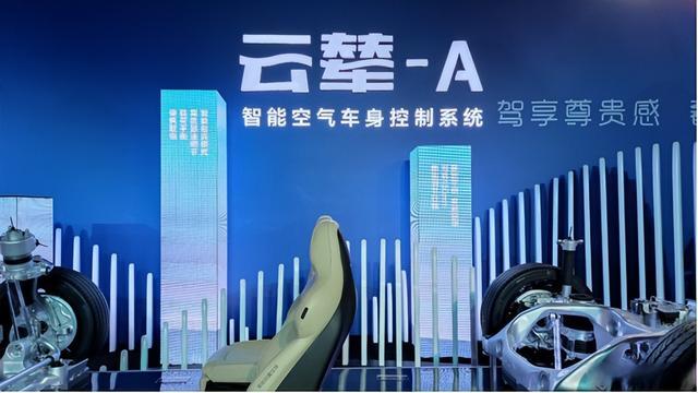 现场｜NHRA直线竞速进入决赛日气氛，被反复讨论，发车反应或成决定性因素，场内外都有故事