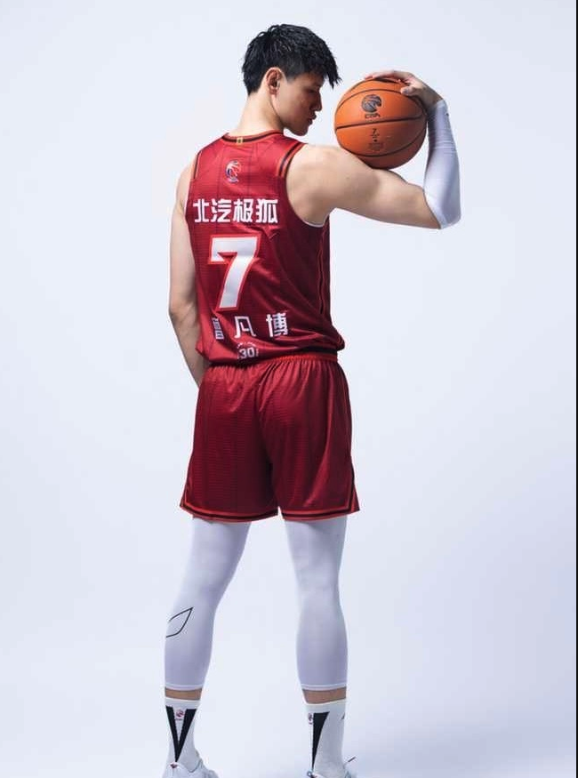 观察｜今日体育头条：围绕周末体育直播表排满，观赛选择成最大看点，球迷讨论提前升温