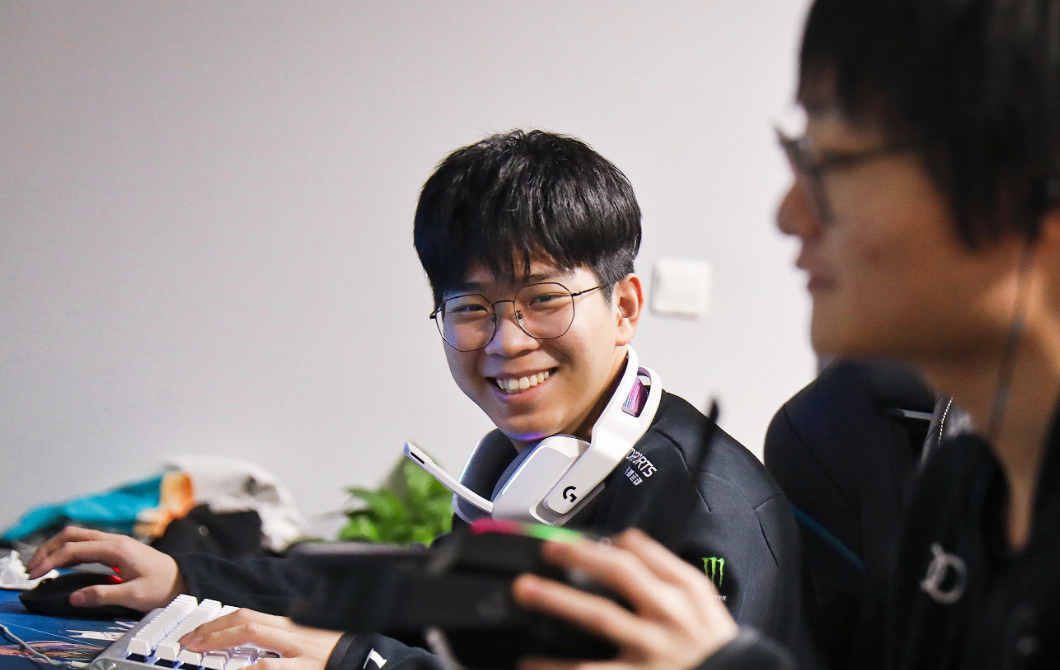 快讯｜电竞多线作战的一天，季后赛席位争夺升温，话题度最高，后续发展值得关注