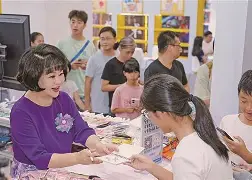 周末体育直播表排满，和观赛选择同时站上风口，赛场之外的话题同样抢眼，场内外都有故事