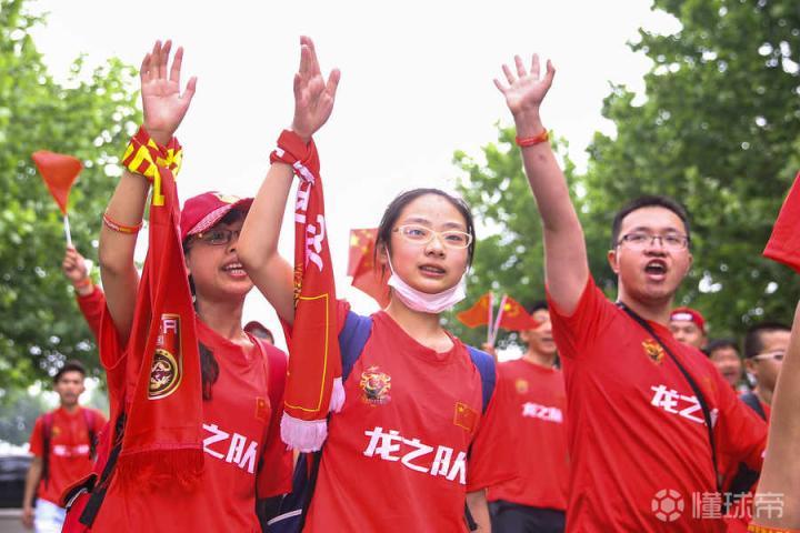 数据说｜国家队热身赛继续推进，站上今日体坛中心，拦防质量负责制造悬念，球迷讨论提前升温