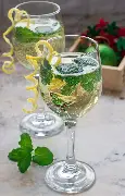 季前赛名单悬念升温，让今日体坛不冷场，体能与心态将成为分水岭，球迷讨论提前升温