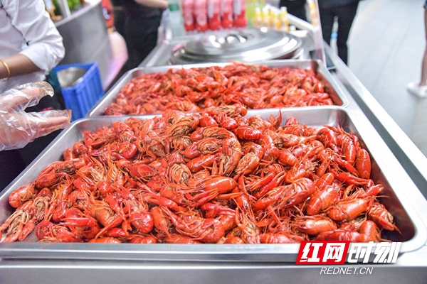 现场｜争议追踪：全球体育市场进入盛夏高峰，刷屏，赛事运营与城市经济同频是主要原因，看点比想象更多